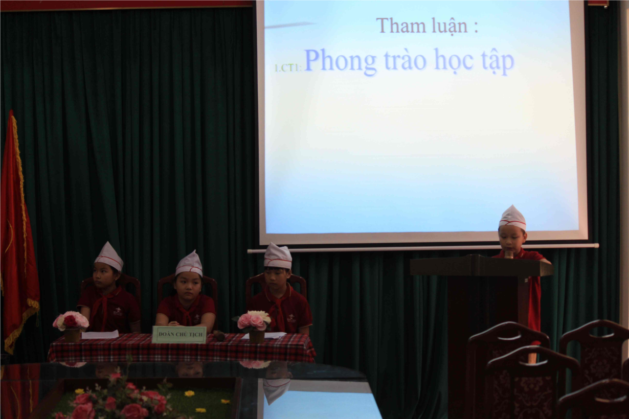 7Bạn Nguyễn Đức Kiên đại diện chi đội 5D lên đọc bản tham luận về vấn đề học tập.jpg
